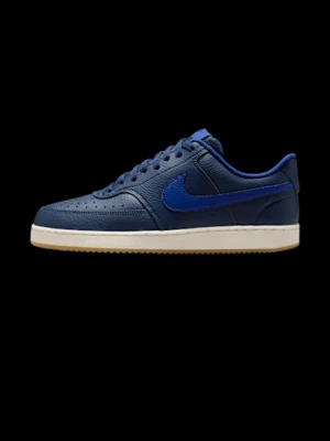 Nike court vision low helt nya - Snygga Nike court vision low sneakers i royal blue skinn med matchande blå swoosh och vita sulor. Klassisk låg modell med snörning och perforerad tå för extra ventilation. Perfekta för dig som vill ha en clean och tidlös look. Nypris 899kr.