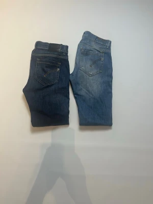 Anpassat pris Två par Dondup George båda med W31  - Säljer två par dondup George båda med W31 priset får man själv ge förslag på och om det är bra kommer jag att låta dig köpa de. Om ni vill ha mer information om hur jeansen ser ut så kan ni gå in på min profil och kolla på dondup jeansen som jag har lagt upp.