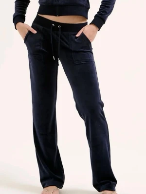 Mörkblå Juicy byxor - Säljer ett par mörkblå mjukisbyxor i mjukt och skönt material. Byxorna har resår i midjan med snörning, raka ben och stora fickor framtill. (Classic Velour Del Ray Pant Night Sky)