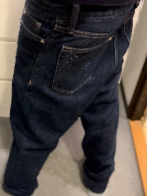  Mörkblå jeans med slitningar - Mörkblåa jeans med slitningar som ger en unik design. Slitningarna är hemmagjorda. Jeansen är i straight/relaxed fit. De är i 30/32 storlek. Jeansen har använts sparsamt runt 2 gånger. Pris:299 kr men kan gå ner vid snabb affär🤝 Hör av er vid minsta fundering.