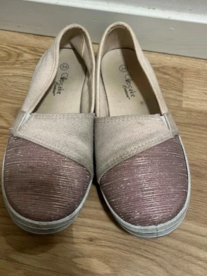 Cupcake Couture Girls Slip-On Shoes - Cute slip-on shoes from Cupcake Couture in size EU 34. Pink glitter toe with beige fabric upper – stylish and easy to wear. ✔ Comfortable slip-on design ✔ Lightly used, in good condition ✔ Perfect for everyday wear, school, or casual outfits Please see photos for condition details. Feel free to message me if you have any questions 😊 Details Brand: Cupcake Couture Size: EU 34 Color: Pink / Beige Style: Slip-on / casual shoes Condition: Good 