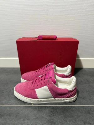 Valentino flycrew rosa  - Valentino flycrew rosa, storlek 38,5 passar 39, skick 10/10 helt nya, box nya snören samt kort medföljer vid köp, vid funderingar hör av er. 