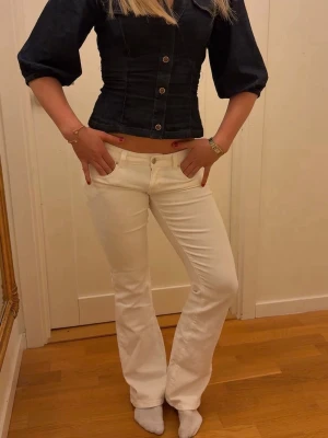 Vita bootcut jeans  - Vi är ett uf företag som säljer extra lågmidjade  bootcut jeans. Nu finns det möjlighet att förbeställa jeans från oss här på Plick. Vi erbjuder storlekarna xs-m och möjlighet att välja olika längder där vi erbjuder short-regular-tall. Tryck ej på köp nu! Kontakta oss vid intresse. 🤩 vi finns även på tik tok där vi heter Atlas.uf. 
