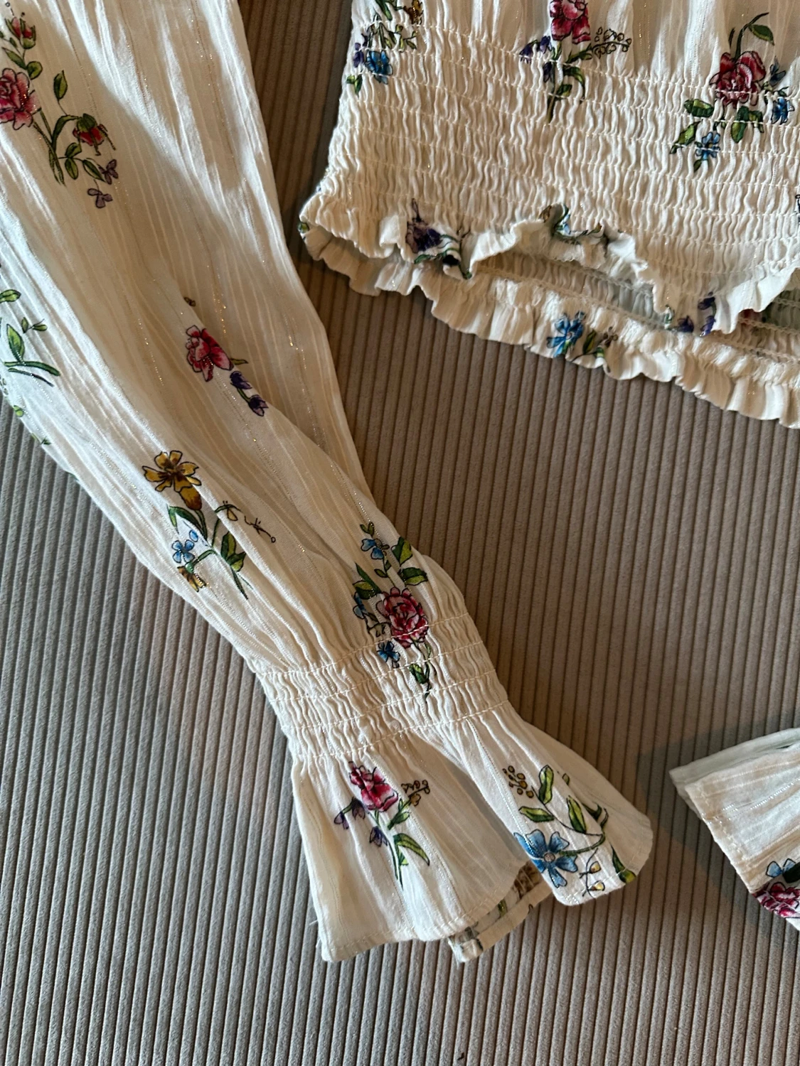 Blommig vit blus med volang - 3