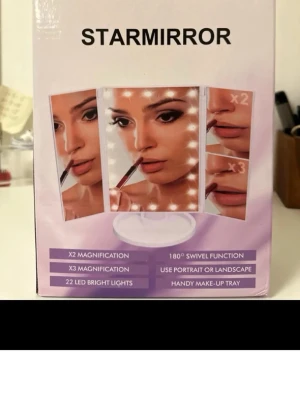 Starmirror sminkspegel med LED-ljus - Sminkspegel med 22 LED-lampor, x2 och x3 förstoring, 180° svängfunktion och smidig make-up-bricka. Kan användas både stående och liggande. Perfekt för detaljerad sminkning och styling.