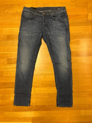 Dondup George  - Säljer ett par Dondups i modellen George. Jeansen har en schysst tvätt och är i storleken 36w 32l. Midjan är inte riktigt 36 och hjälper med att inte sitte för tajt på låren. Går alltid att sy in midjan till mindre storlek vid behov :). Skriv gärna ifall ni undrar något!
