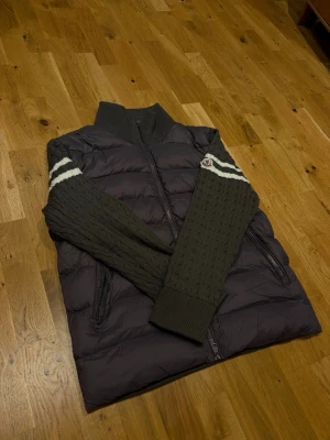 Moncler cardigan🩶 - Moncler cardigan som passar till allt riktig fett jacka Aldrig använd. Priset är ej hugget i sten.👍🏽
