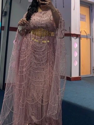 Rosa kurdisk klänning - Säljer en elegant långklänning i ljusrosa med glittriga paljetter och pärldetaljer över hela tyget. 