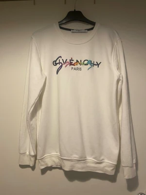 Givenchy Sweatshirt  - En väldigt fin sweatshirt i väldigt bra skick. Storlek M