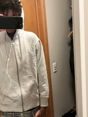 HODDIE FRÅN ARKET  - Säljer denna fina hoodie från Arket. Har aldrig använt den och hoppas på att den ska få ett nytt liv. Skriv bara om funderingar uppstår (svarar oftast snabbt)!! Pris kan diskuteras. 