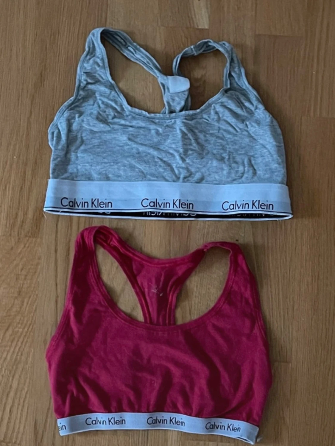 Calvin Klein bh-toppar i grått och rött