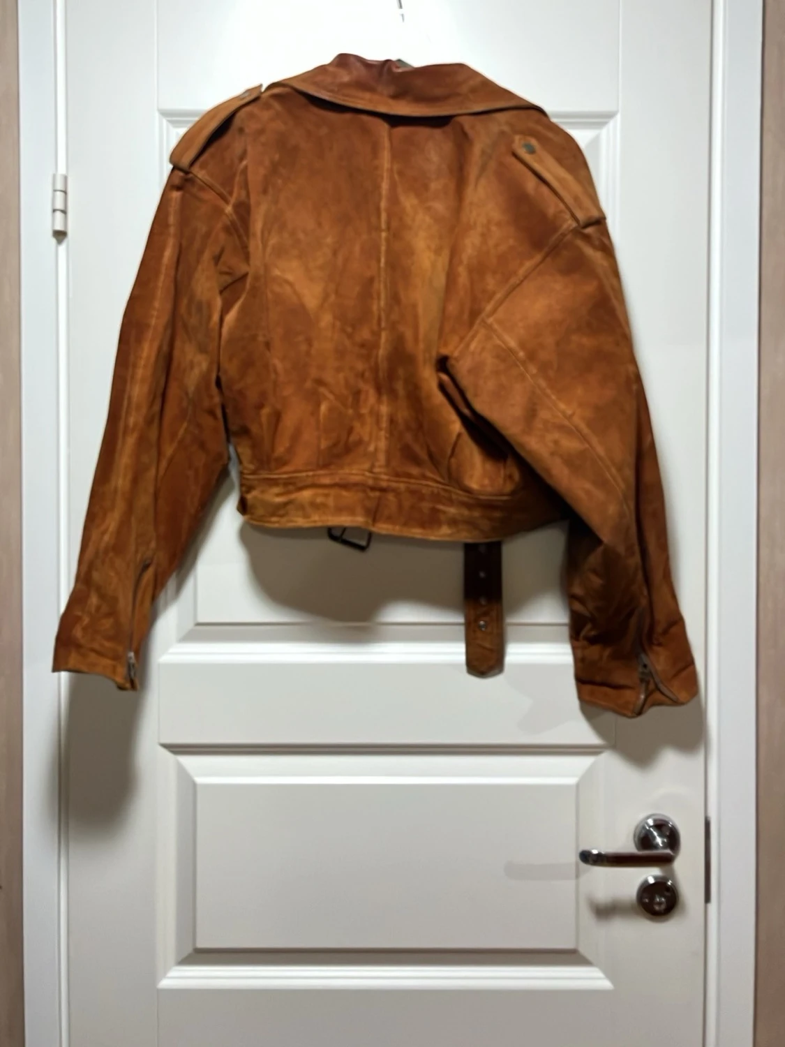 Brun mocka bikerjacka med bälte - 1