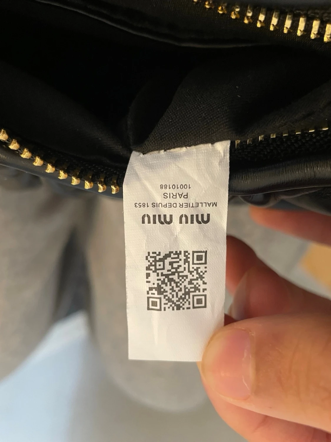 Svart quiltad handväska från Miu Miu - 3