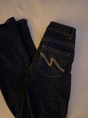 Bootcut jeans från Nelly mörkblå - Mörkblå bootcut jeans från Nelly i storlek 34. Knappt använda 