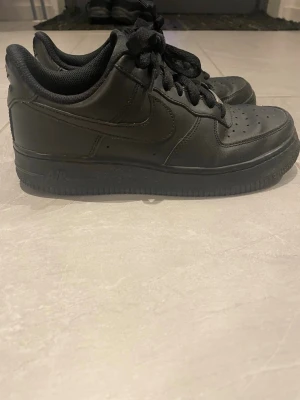 Nike Air Force 1 svart sneakers - Säljer begagnade skor. De är väldigt sköna och i fint skick. Är du intresserad är det bara att köpa! (Storlek 37,5). Vi kan snacka om prisförslag☺️