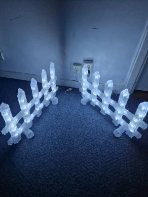 Ljus dekoration  - Jättefin staket dekoration med starkt vitt ljus. Funkar med kabel (inte batteri). Kabeln är ca 2-3m lång. Vid snabbaffär går det att diskutera priset och frakta vid det första tillfället.