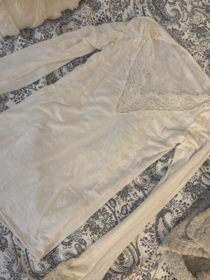 Intimissimi tröja - Säljer tröja från intimissimi i stolek S. Tröjan är i ett fint skick men har dock ett hål framtill, se bild! Jag tycker inte att hålet syns om man har en vit bh under. Säljer för 250 köpt för 489!!