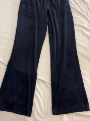 Marinblå juicy couture byxor (äkta) - Säljer äkta marinblå juicy couture byxor från juicy couture men är köpta på Kidsbrandstore i strl: 8-9 år. De har lite missfärgade knappar.
