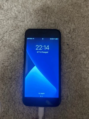 iPhone 7 - Säljer en svart iPhone 7 i perfekt fungerande skick. Baksidan har en liten repa och framsidan en spricka som man knappt kan se, men telefonen laddar och startar utan problem. Kameran och knappar är intakta. Perfekt som reservtelefon eller för dig som vill ha en prisvärd iPhone som funkar lika bra som en ny. Kan diskutera pris!