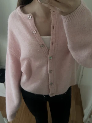 Rosa kofta gina  - Rosa kofta från Gina💞 Har en liten fläck som inte gick bort i tvätten och även en knapp som förstördes lite i tvätten, annars fin🥰