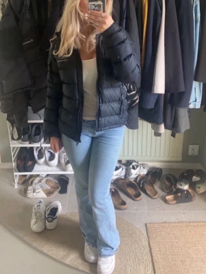 Svart pufferjacka med dragkedja - Säljer min svarta peak peformence jacka i storlek 170 skriv för fler bilder och frågor!