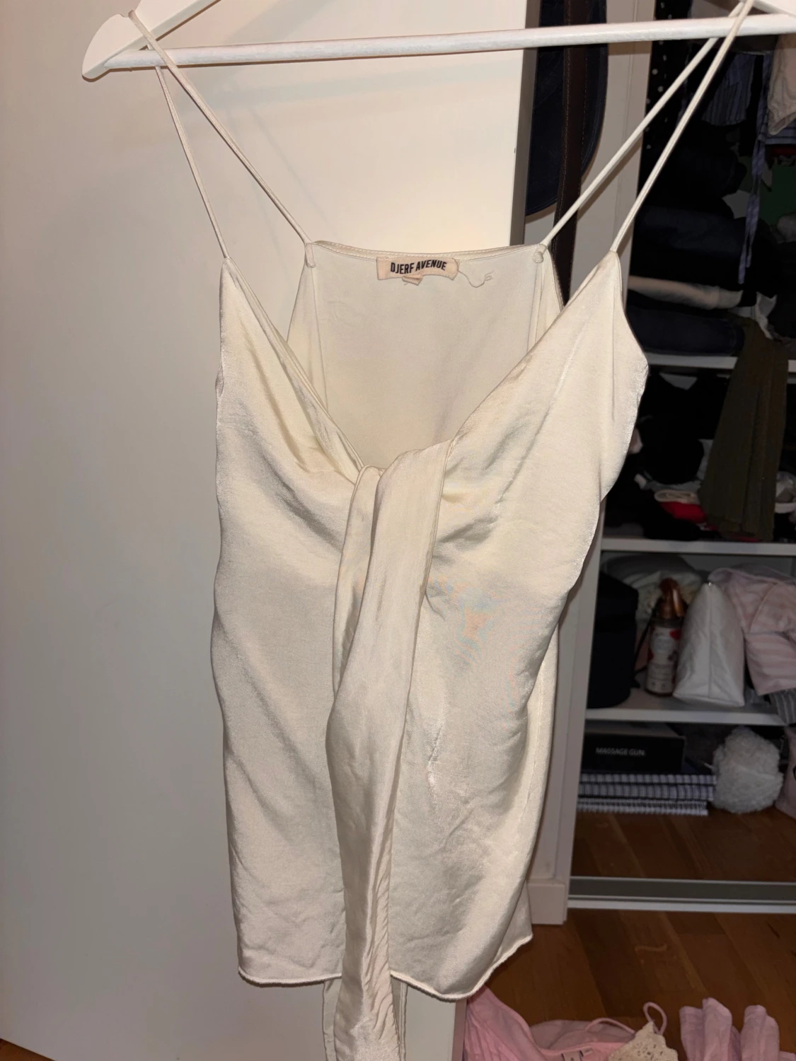 Vit omlott linnetopp från Djerf Avenue