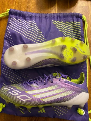 Adidas f50 Ag elite - Feta adidas f50 storlek 42 två tredjedelar kommer med feta f50 påsen säljer då dem är för små pris kan diskuteras.