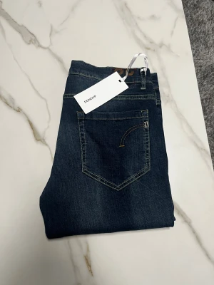 Dondup George jeans - Säljer nu ett par riktigt feta Dondup George jeans med tags. Storlek W38, längd 103,5 cm (från midjan och ner). Om du har några fler funderingar så är det bara att fråga på! ❇️