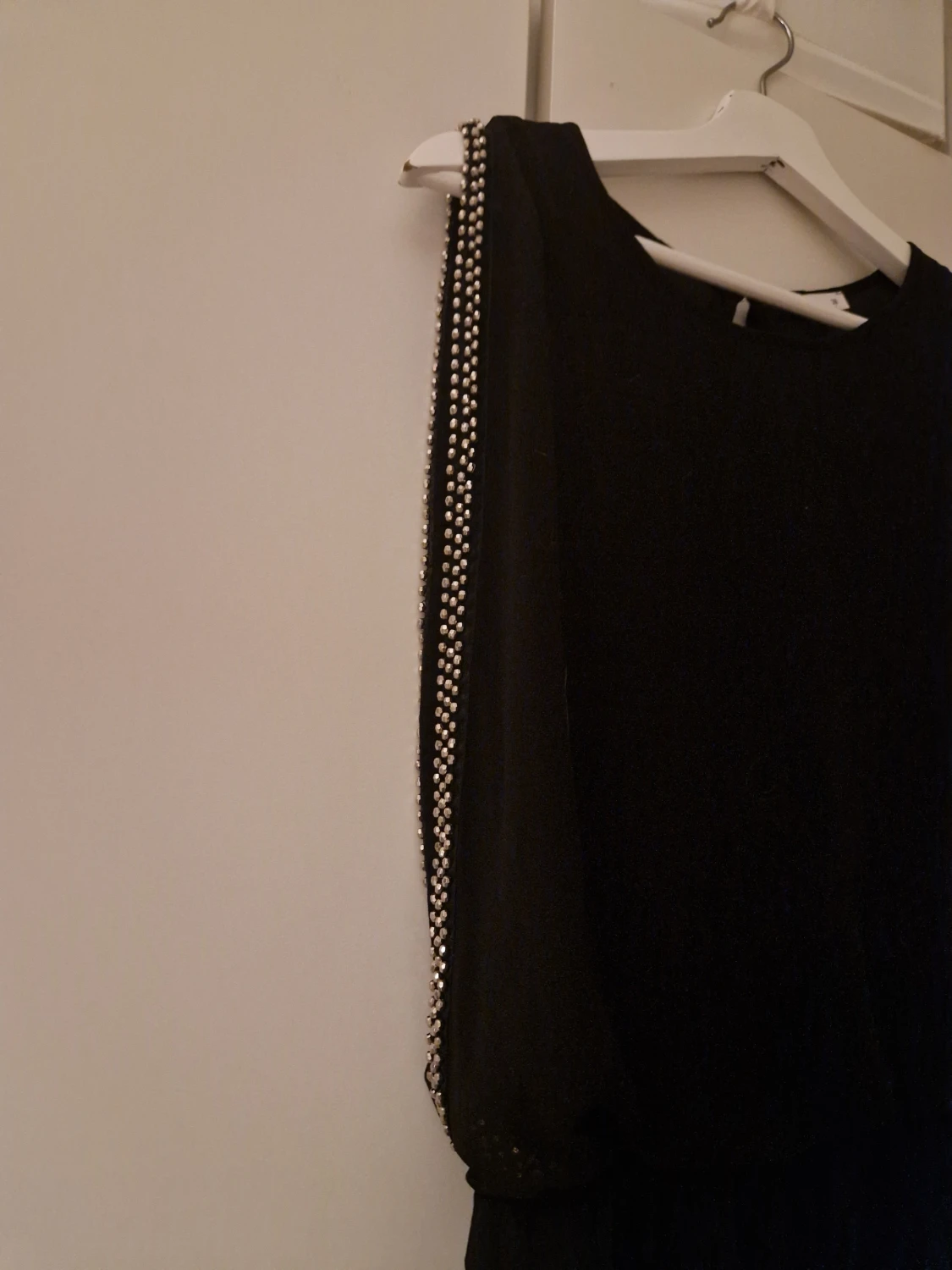 Svart kort klänning med pärldetaljer - 2