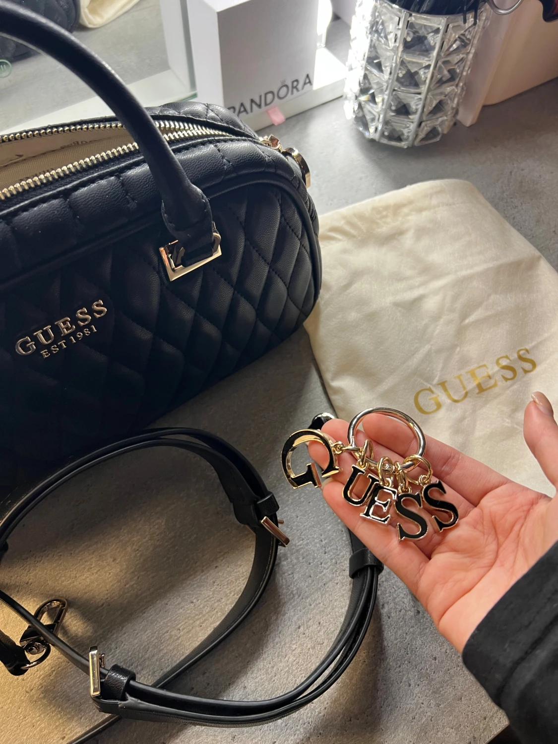 Svart quiltad handväska från Guess - 2