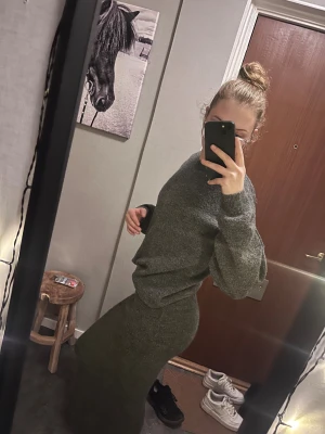 Stickat set  - Grått stickat set med kjol och tröja från HM i storlek S. 230kr