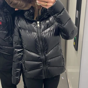 Colmar jacka - Intressekoll på min svarta Colmar jacka med hög krage. I nyskick och knappt använd, kan tänka mig att sälja vid ett bra bud💕💕 köpt för ca 5999kr den här vintern.