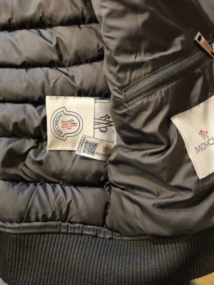 Moncler Cardigan  - Säljer en ny Moncler Cardigan,i storlek XL men den passar som en L👌,den är endast testad. Jag säljer den på grund av att jag behöver pengar det är en väldigt fin cardigan och inga märken eller något🔥                                                       Skriv vid intresse eller om du undrar över något 🙂