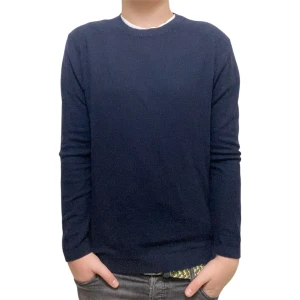 Riley tröja - Snygg marinblå stickad tröja från Riley med rund hals och ribbade muddar vid ärmslut och nederkant. Perfekt för dig som gillar enkel och stilren design. Tröjan har lång ärm och är gjord i mjukt material som känns skönt mot huden.