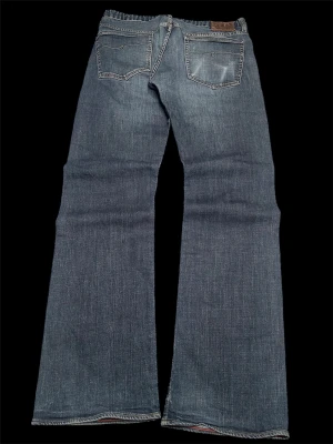 Blå polo ralph lauren wideleg archive 2000s grisch jeans - Dark blue washed polo ralph lauren vintage jeans. Jeans feature a nice wash and a cool embroidered logo on the front pocket. Measurments = full length 106cm, waist 44.5cm