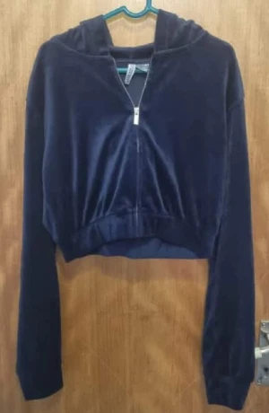 Mörkblå croppad hoodie i sammet - Säljer en mörkblå croppad hoodie från H&M i mjuk sammet. Tröjan har huva, lång ärm och en snygg half zip-dragkedja framtill. Perfekt för dig som gillar en chill och trendig stil.