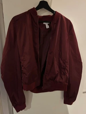 Bomberjacka - Vinröd bomberjacka från Nelly i mycket bra skick