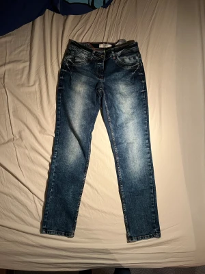 Cecil / We Love Denim Jeans - Säljer denna blå slim fit jeans i storlek 28. Antar att det är W28 och L30. Mycket bra skick, bara att fråga på om du har funderingar!