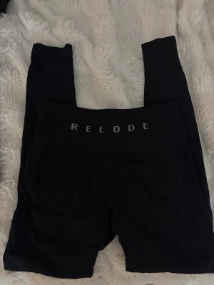 Relode prime scrunch - Säljer ett par svarta tights från relode i prime scrunch modellen då jag inte använder de så ofta. Bra skick men har användts (lapp inuti avklippt då jag störde mig på den😅) väldigt stretchiga. Ny pris:699kr