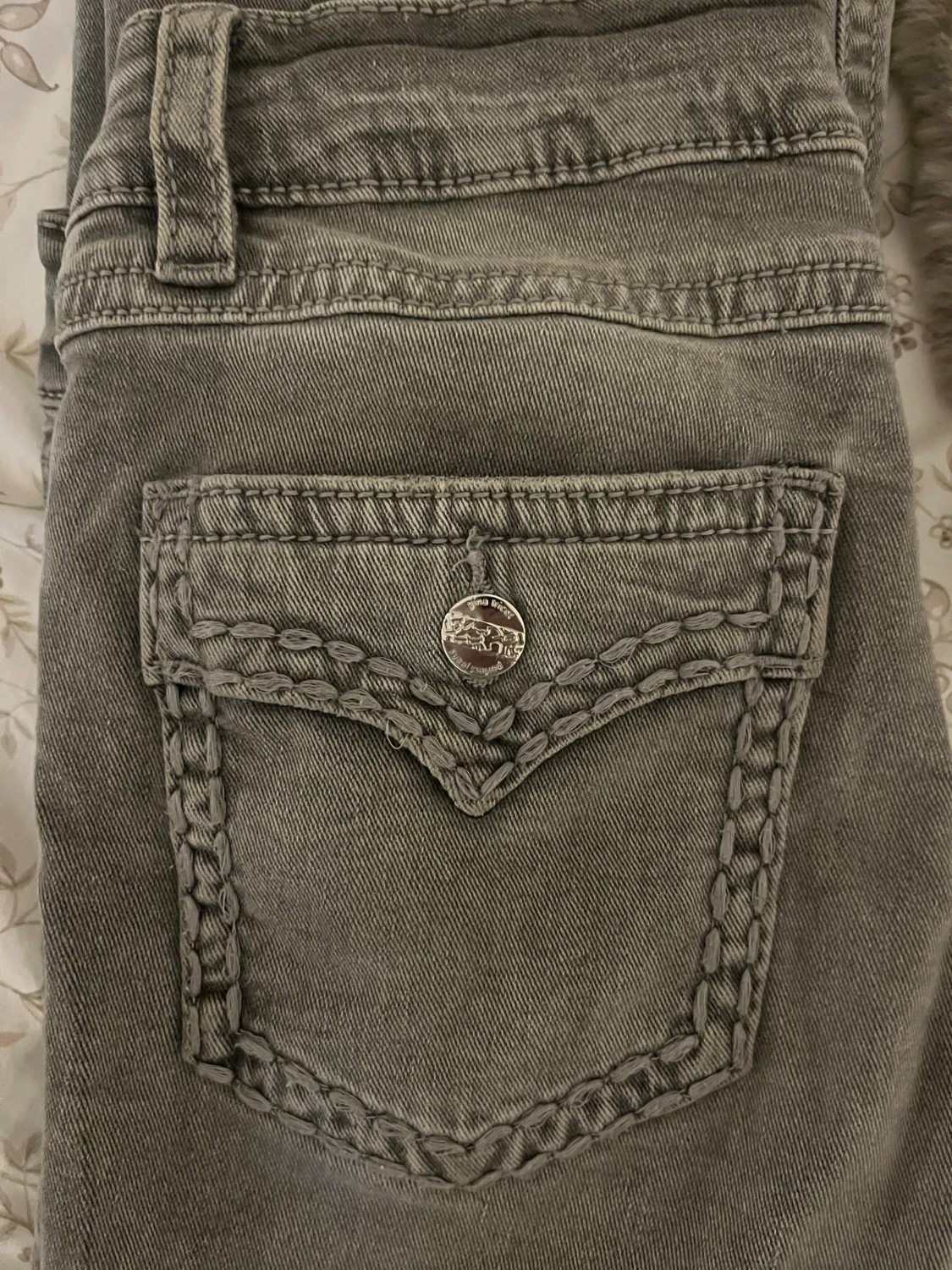 Grå bootcut jeans från Gina Tricot Young - 2