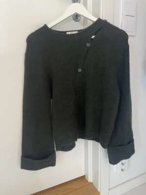 Mörkgrön stickad tröja  med knappar - Mörkgrön stickad tröja med knappar från Ginatricot i storlek 168/154 vilket motsvarar XS/S. Använd 1 gång 