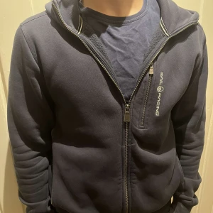 Sail racing hoodie - Säljer en mörkblå sail racing zip up i storlek S!