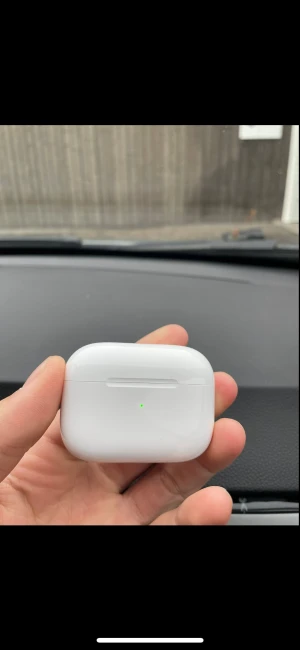 AirPods Pro - Säljer dom bästa 1:1 airpodsen för det här priset. Aldrig använda. Fås med laddare, box och användar manuall.