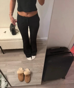 Svarta kostymbyxor  - Svarta kostymbyxor ifrån Neo Noir i st S/M och är lite större i rumpan. Bra skick förutom att lappen har lossnat på ena sidan men går att sy dit igen eller klippa bort. Även så har ena knäppet lossnat (se sista bild) men funkar fof att knäppa! Ny pris är 700 kr                                             💕                                                                                                      Midjemått rakt över: 40 cm