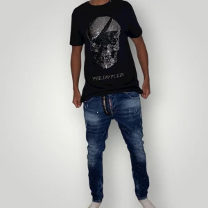 Philipp Plein tshirt strl L svart  - Helt ny. Fin replika med grym kvalitet. Modellen är 175cm lång. Normal i passformen. Pris: 999kr. Först till kvarn som gäller. Skickas direkt inom 24h.