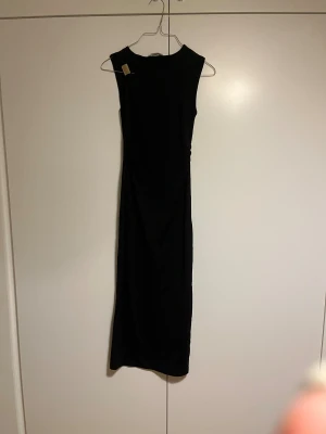 Lång svart Zara klänning med snygg detalj - Den har skims material. Jättesnygg till en fest eller bilder!! Aldrig använd.