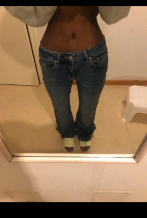Lager 157 blå bootcut jeans XS - Säljer ett par jeans från lager 157 i storlek XS full length! original pris 400kr och det har lite trådar där nere skriv för bild