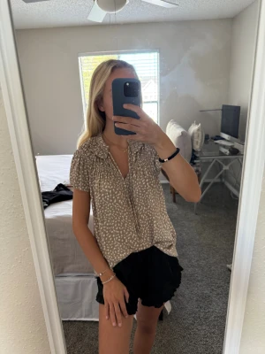 Blus - Fin blus från det amerikanska märket Cupcakes and Cashemere. Helt i nyskick!!