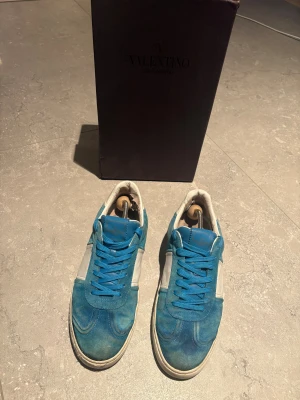 Valentino flycrews  - Heta flycrews från valentino i använt skick. Fullt funktionella men har slitage på höger fram där har en liten bit trådar släppt. Endast 3 spikes är borta. Bortsett från de är de ba en tvätt så ser de ut som nya.