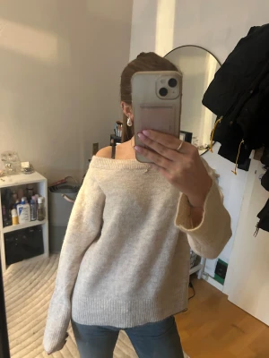 Stickad tröja - Helt ny stickad tröja från Gina som inte kommer till användning, jätte fin och storlek 152 nypris 259